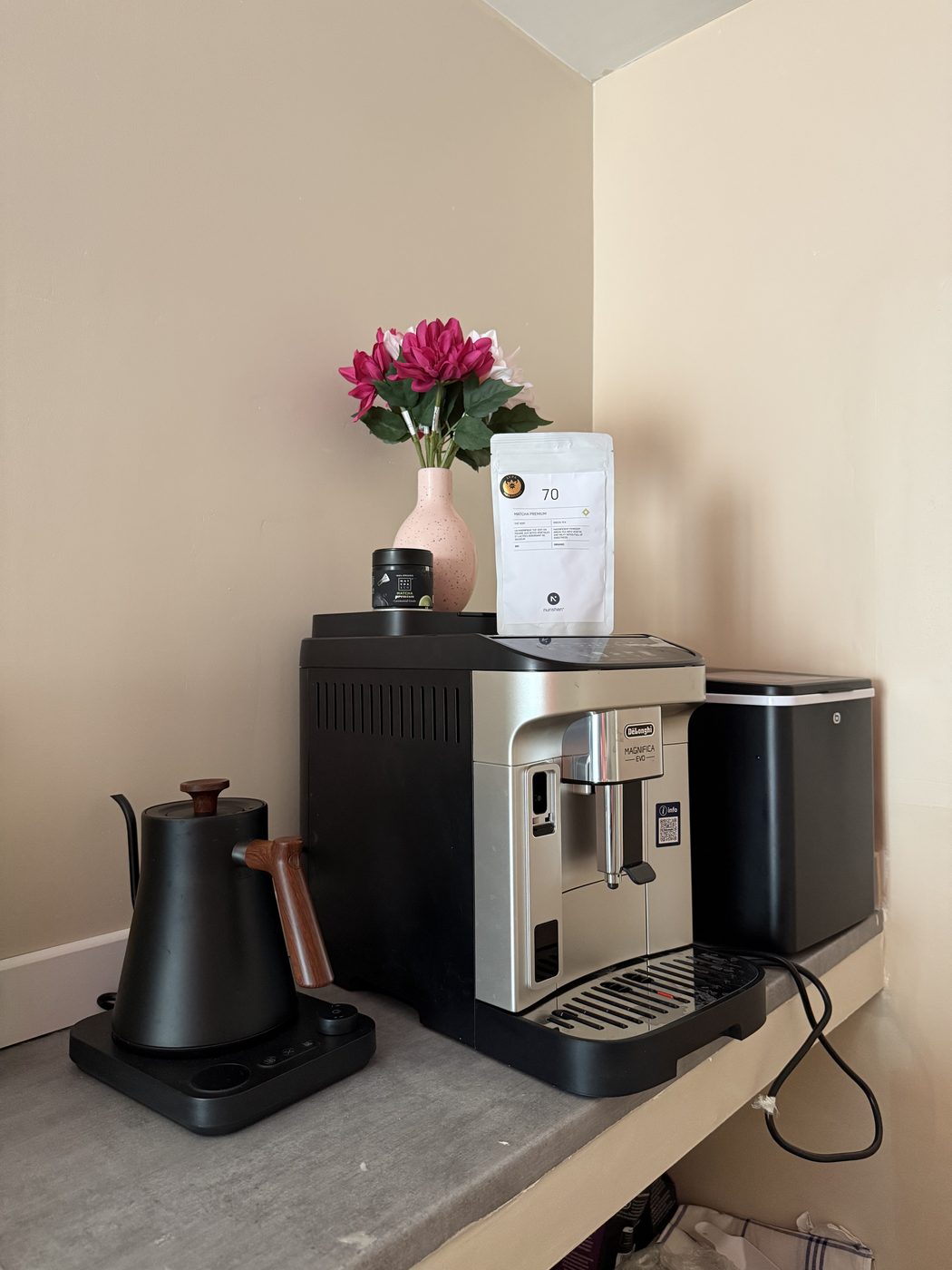 Espace coffee shop — machine à café et matcha