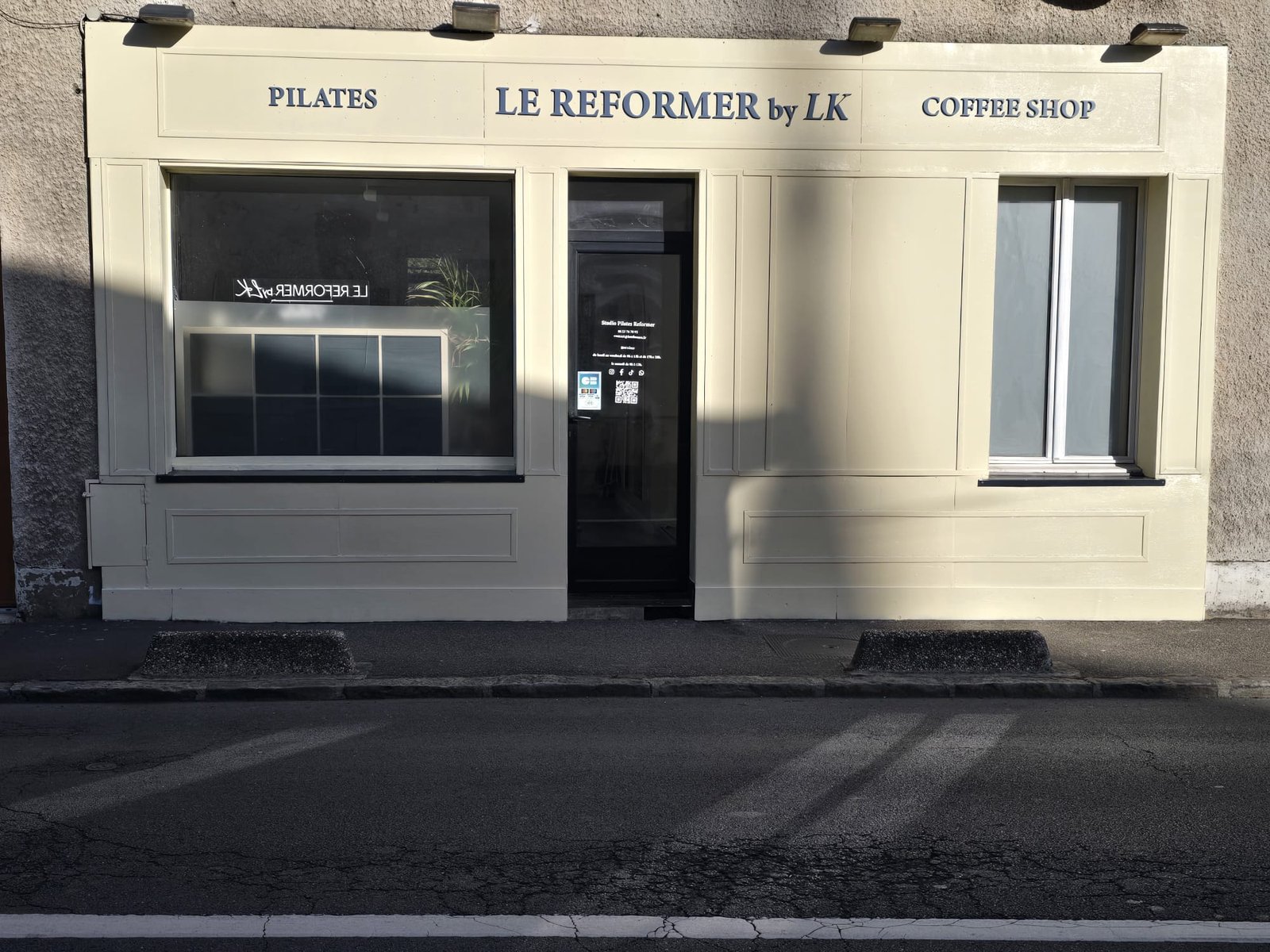 Devanture du studio Le Reformer by LK — Pilates et Coffee Shop au Mesnil-Saint-Denis